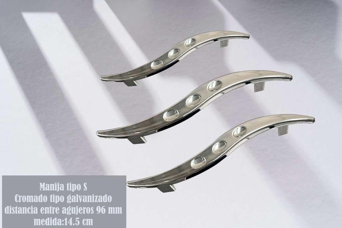 Tres manijas tipo S cromadas de Versastico en Bogotá, acabado cromado tipo galvanizado, 96 mm entre agujeros y 14,5 cm de largo
